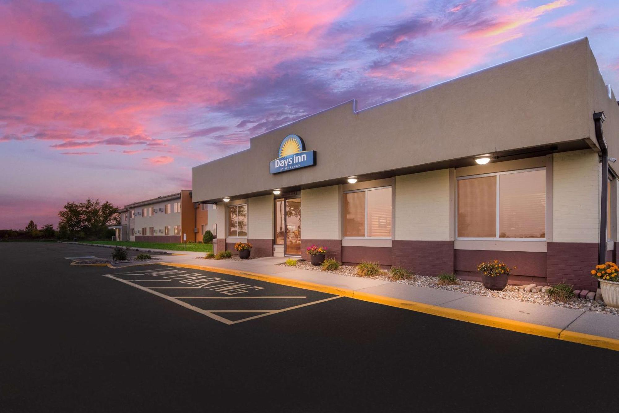 Days Inn By Wyndham Newton Exterior photo