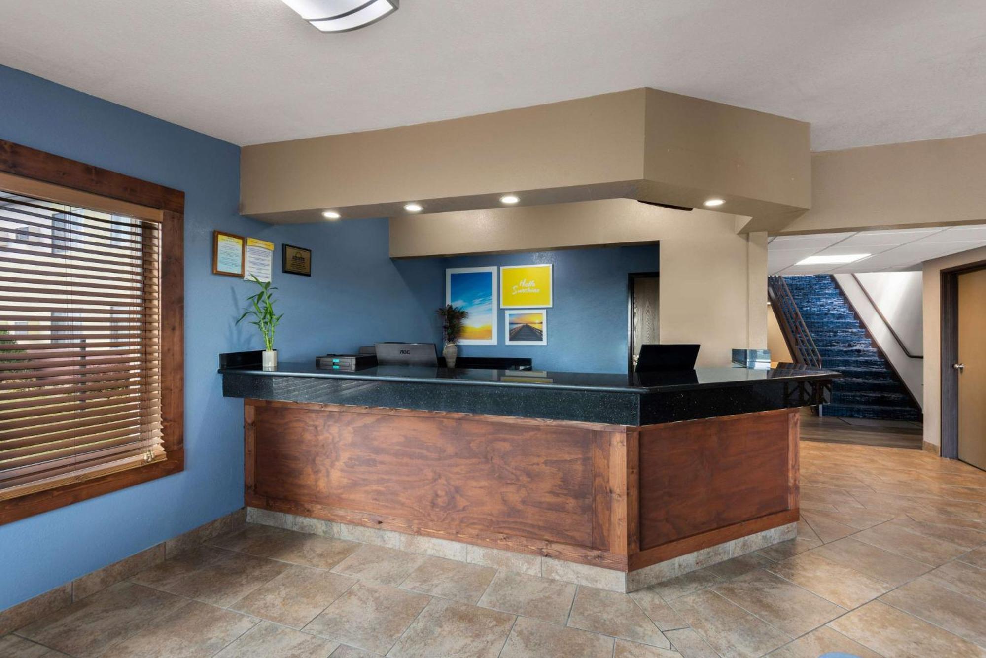 Days Inn By Wyndham Newton Exterior photo