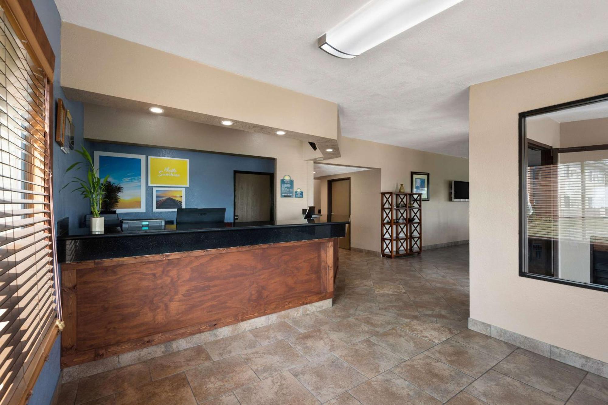 Days Inn By Wyndham Newton Exterior photo